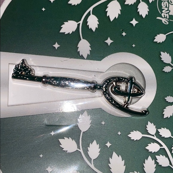 Disney ceremony key pin - Picture 3 of 3